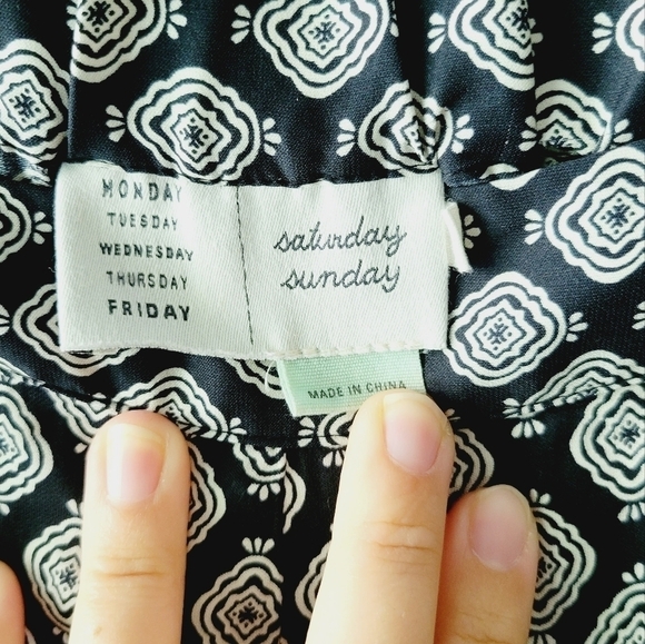 Anthropologie black and white capri with asymmetrical pattern - Picture 5 of 7